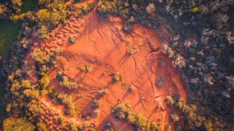 Bauxita        O elo entre a Terra e a Indústria do Alumínio