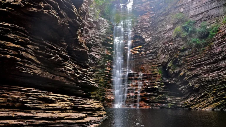 Mergulhando na geologia e na grandiosidade da Cachoeira do Buracão – BA