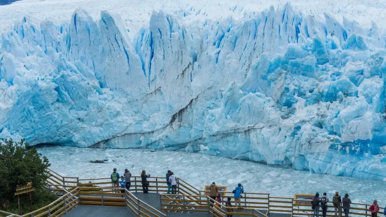 Glaciar Perito Moreno: Um espetáculo glacial em constante mutação na Patagônia Argentina