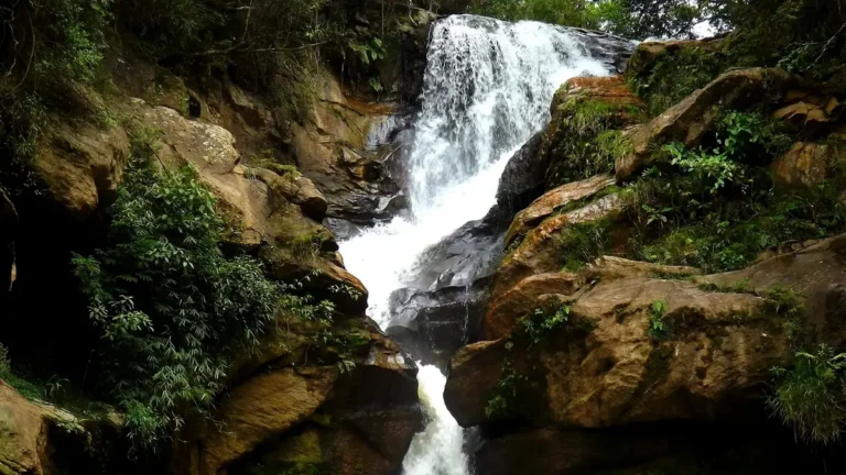 Cachoeira Véu de Noiva: Um Encanto Natural em São Thomé das Letras (MG)