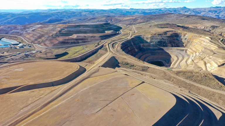 Controles Geológicos da Variabilidade da Densidade em Depósitos Minerais